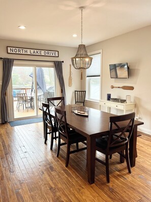 Dining - Lake Front on Lake Harmony with Hot Tub & Fire Pit - Pet Friendly (Lake Harmony)