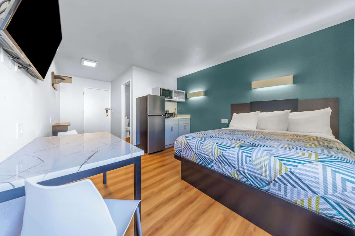 Skrivebord, skrivebord for bærbar PC og blendingsgardiner