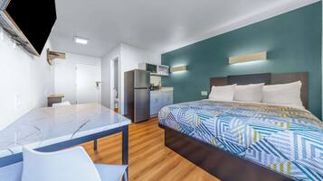 Schreibtisch, laptopgeeigneter Arbeitsplatz, Verdunkelungsvorhänge