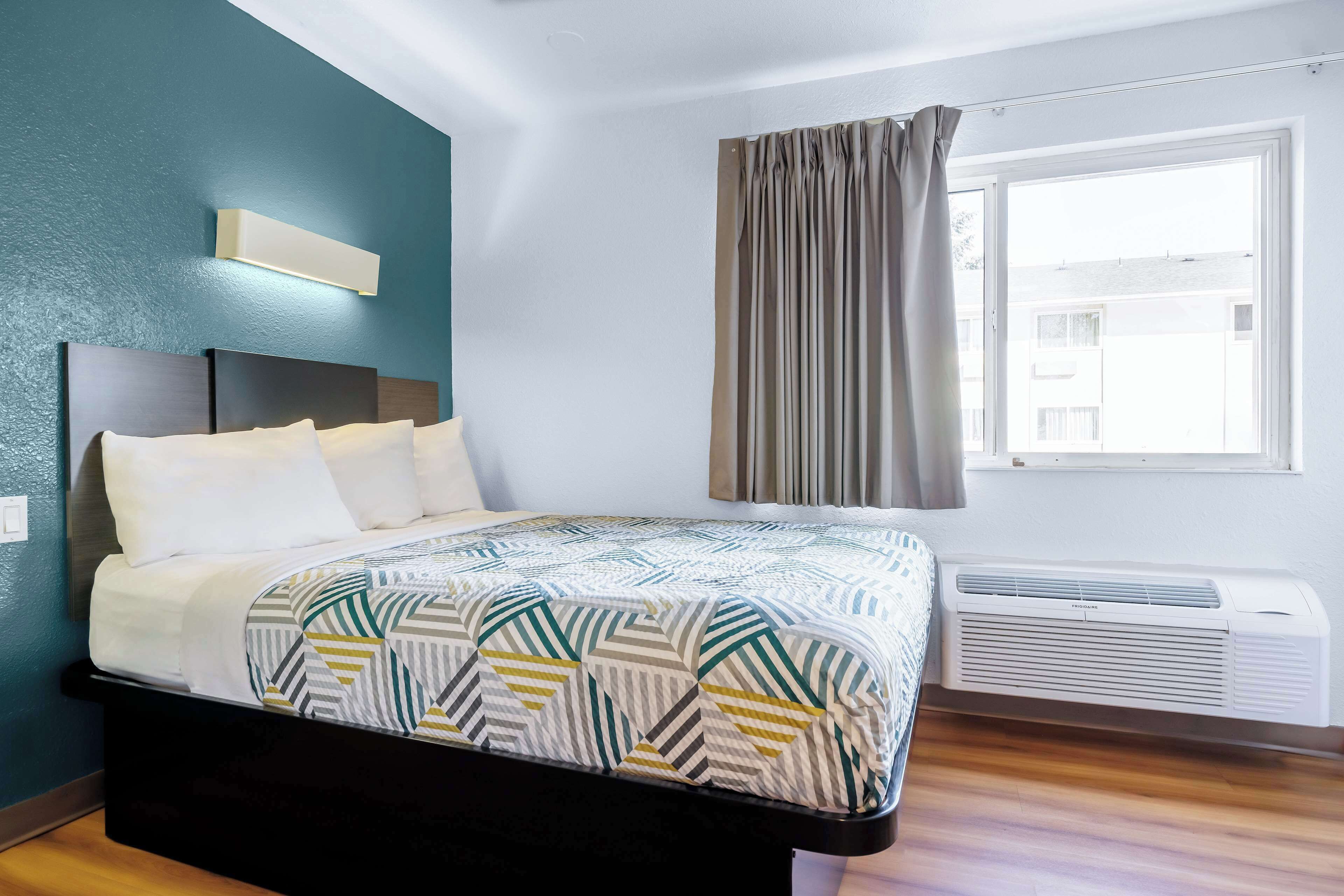 Standard Room, 1 Queen Bed, Non Smoking, Kitchenette | Desk, laptop workspace, blackout curtains, free WiFi