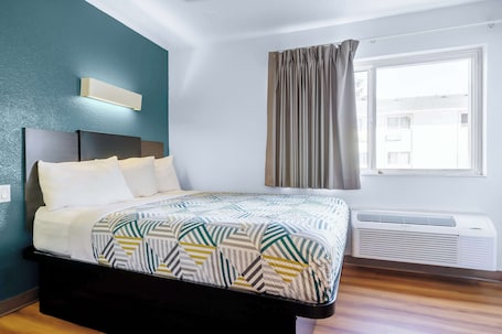 Standard Room, 1 Queen Bed, Non Smoking, Kitchenette | Desk, laptop workspace, blackout drapes, free WiFi