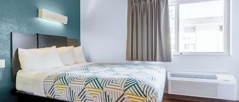 Standard Room, 1 Queen Bed, Non Smoking, Kitchenette | Desk, laptop workspace, blackout drapes, free WiFi