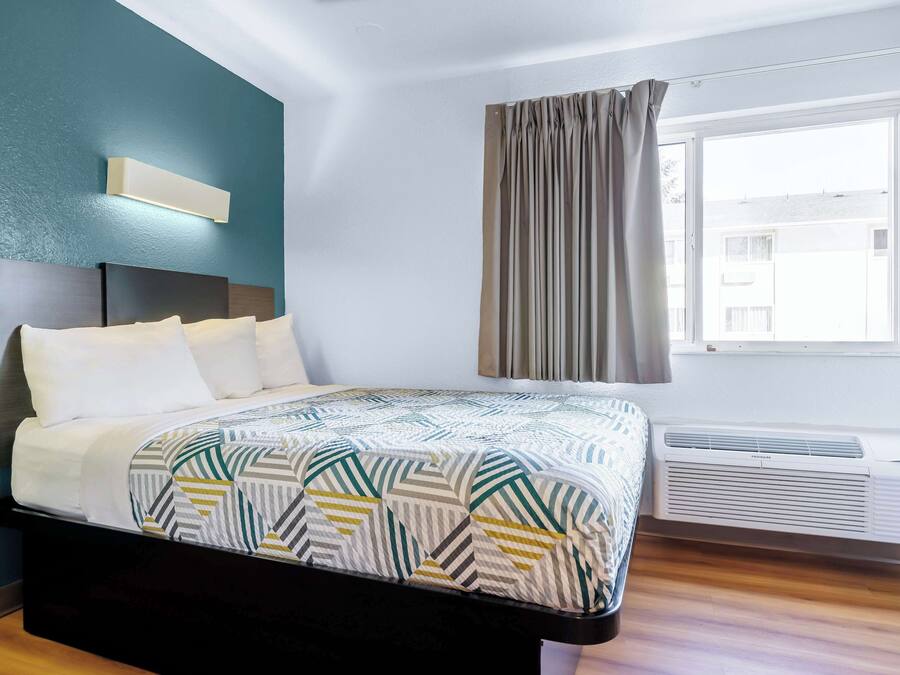 Standard Room, 1 Queen Bed, Non Smoking, Kitchenette | Desk, laptop workspace, blackout curtains, free WiFi