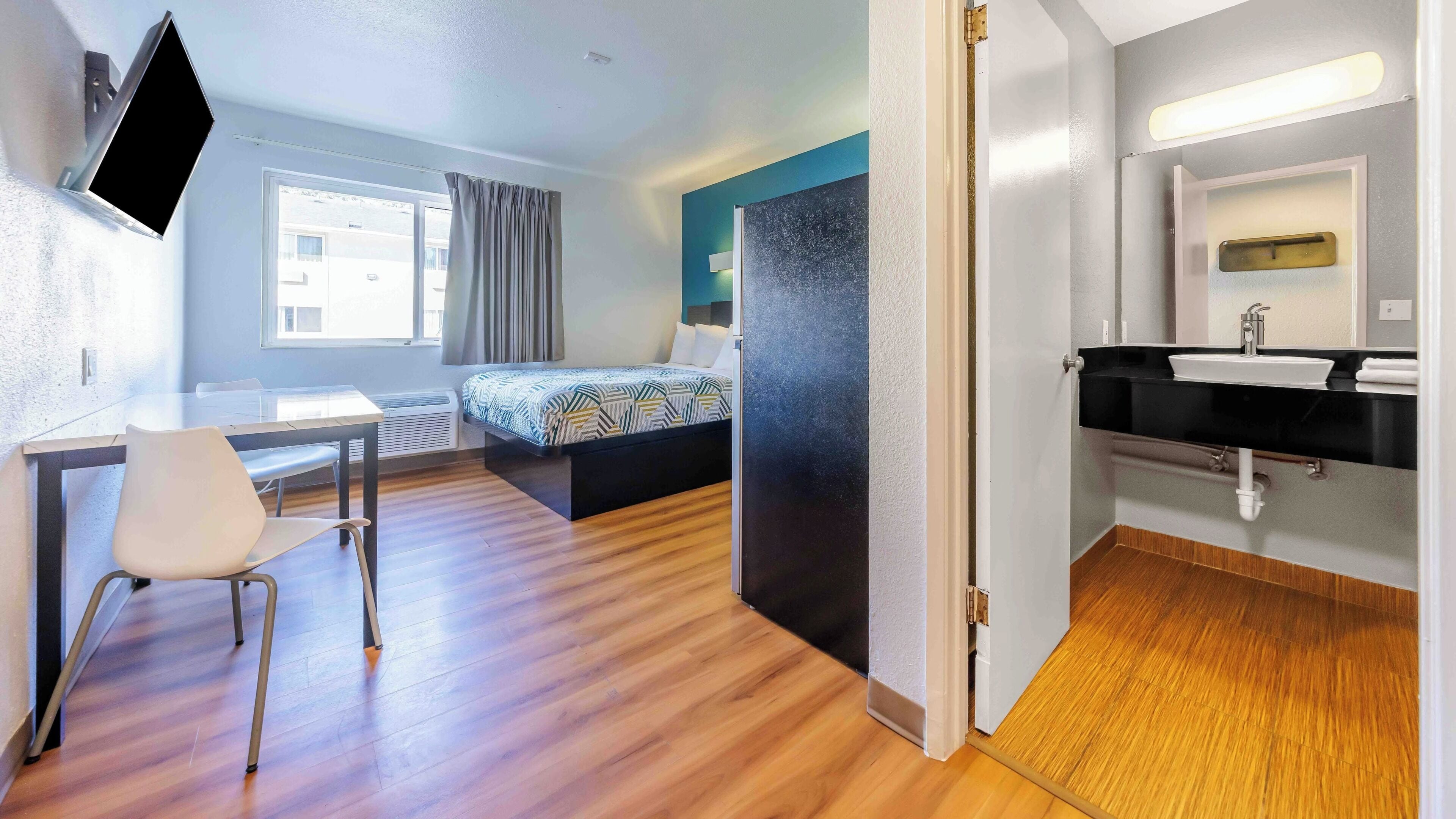 Standard Room, 1 Queen Bed, Accessible Bathtub, Refrigerator & Microwave | Desk, laptop workspace, blackout drapes, WiFi (free)