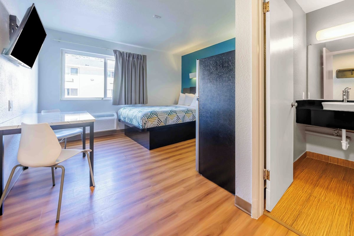 Standard Room, 1 Queen Bed, Accessible Bathtub, Refrigerator & Microwave