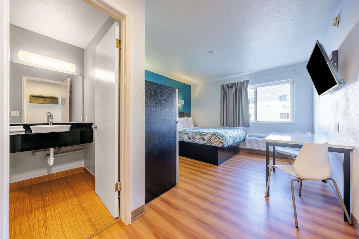 Skrivebord, skrivebord for bærbar PC og blendingsgardiner