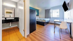 Standard Room, 1 Queen Bed, Accessible Bathtub, Refrigerator & Microwave | Desk, laptop workspace, blackout drapes, WiFi (free) - Studio 6 Seattle, WA Sea-tac Airport South (SeaTac)