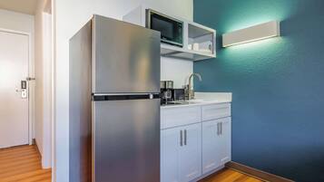 Großer Kühlschrank, Mikrowelle, Herdplatte