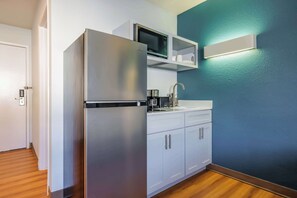 Kjøleskap, mikrobølgeovn, kokeplater og kaffetrakter/tekoker