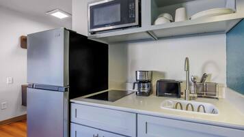 Full-size fridge, microwave, stovetop, coffee/tea maker