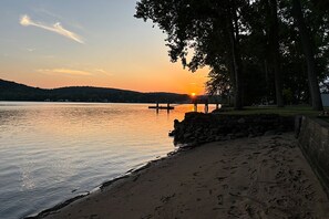 Aurinkotuoleja, rantapyyhkeitä