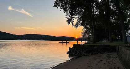 Waterfront Goodspeed airport 2-bedroom house with AC, WiFi