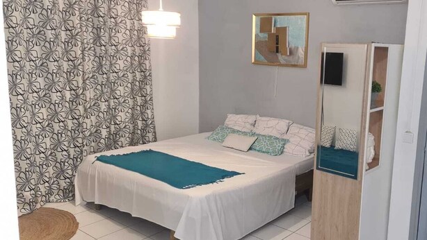 1 slaapkamer, een strijkplank/strijkijzer, beddengoed