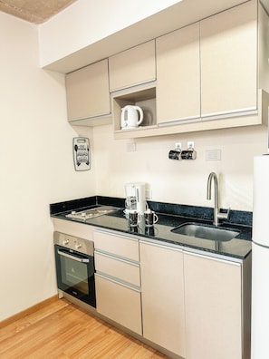 Estudio, balcón, vistas a la ciudad | Cocina privada | Frigorífico grande, microondas, horno y placa de cocina