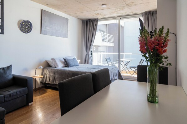 Studio, parveke (4.3) | Ylelliset vuodevaatteet, untuvapeitot, pillowtop-patjalliset sängyt