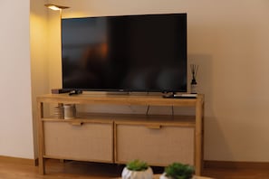 Apartamento, balcón, vistas a la ciudad | Zona de estar | Una Smart TV, Netflix, películas de pago, servicios de streaming