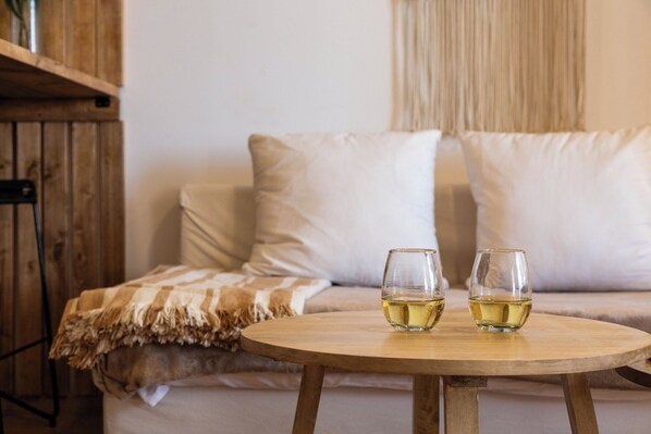 Studio, Balcony, City View (5.3) | Living area | 42-inch Smart TV with cable channels, Netflix, pay films - BT Homes - Palermo Fitz Roy (Buenos Aires)