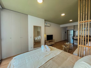 Apartamento, balcón, vistas a la ciudad | 1 dormitorio, ropa de cama de alta calidad, edredones de plumas