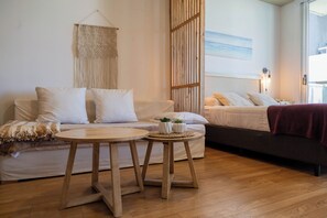 Studio, Balcony, City View (5.3) | Living area | 42-inch Smart TV with cable channels, Netflix, pay films - BT Homes - Palermo Fitz Roy (Buenos Aires)