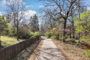 Property grounds - The Fayetteville Nest (Fayetteville)