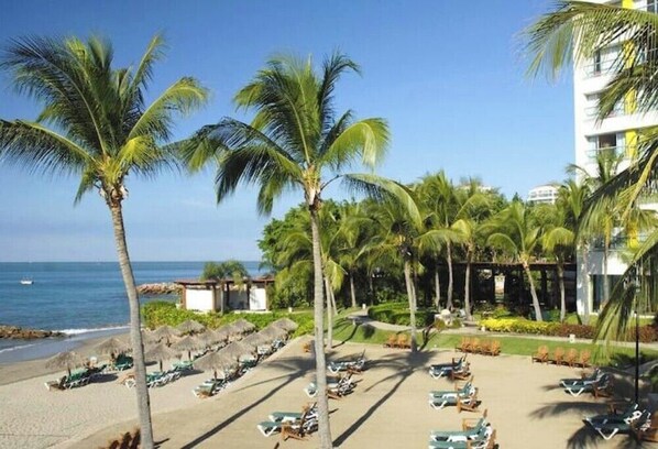 På stranden, solstolar och strandhanddukar