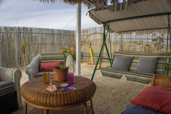 Loftsrom – standard, delvis havutsikt | Terrasse/patio