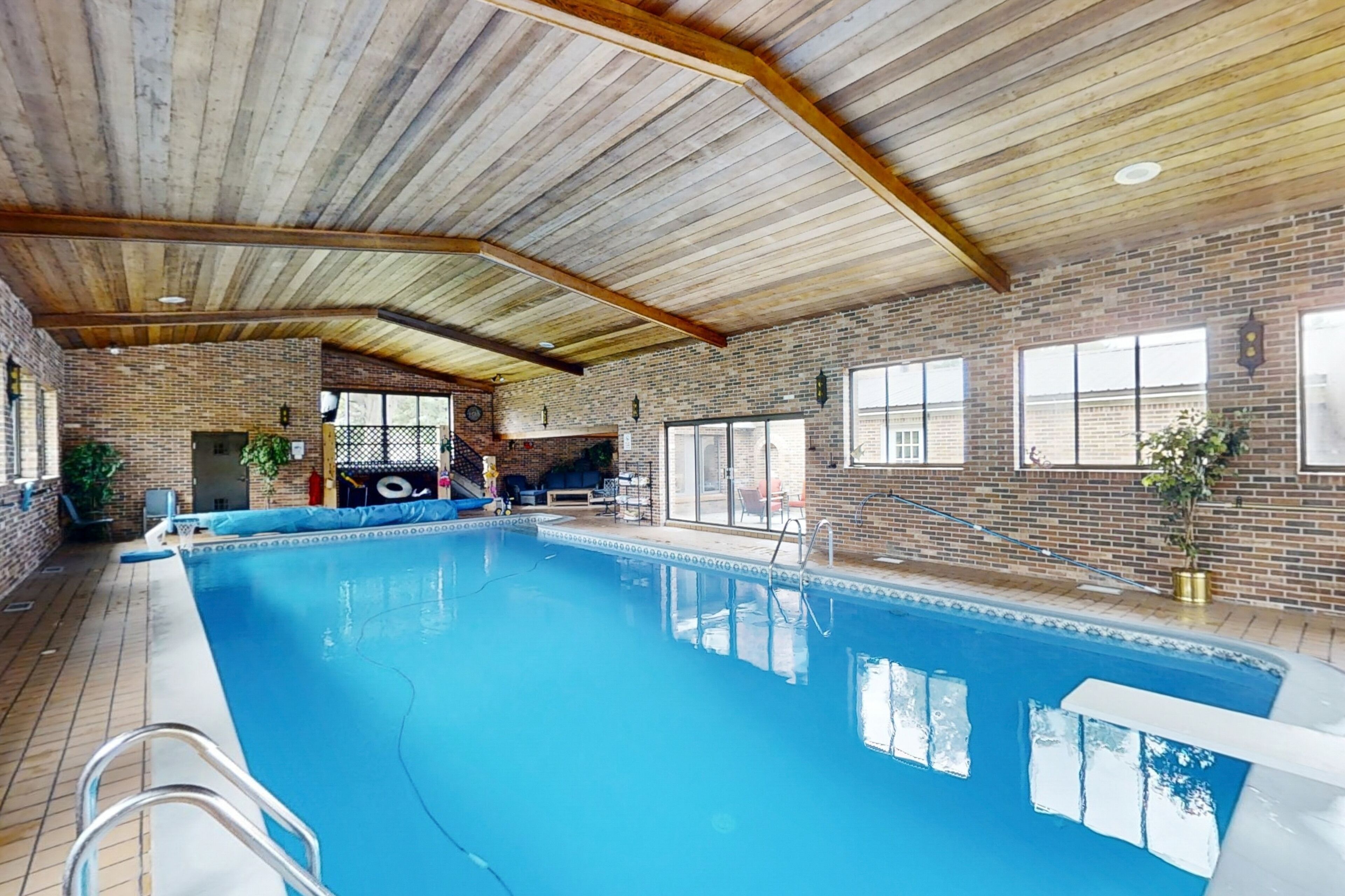 Entertainer's acreage near skiing with indoor pool, bar & gym - dog-friendly