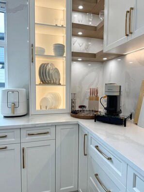 Kylskåp, mikrovågsugn, ugn och spishäll