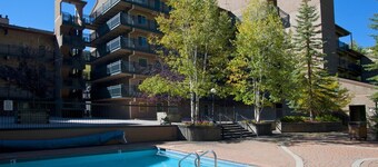 2 Bedroom Condo in Lionshead Village - Walk to Slopes, Onsite Pool