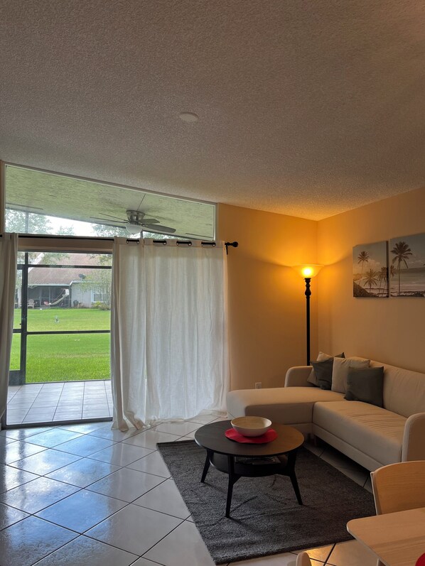 Living area - Cozy 3-bedroom townhome in adorable Sunrise with WiFi, AC (Sunrise)