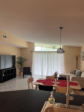 Interior - Cozy 3-bedroom townhome in adorable Sunrise with WiFi, AC (Sunrise)