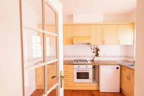 Mikrowelle, Ofen, Herdplatte, Geschirrspüler