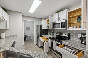 Fridge, microwave, oven, stovetop - Bright 3BR by  UGA, Near DT and Georgia Museum of Art, Urban Oasis (Athens)