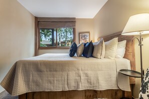 1 chambre, bureau, fer et planche à repasser, lit parapluie