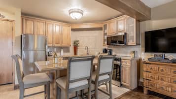 Coffee/tea maker, fridge, microwave, oven