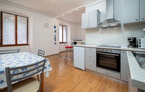 Réfrigérateur, four, plaque de cuisson, cafetière/bouilloire