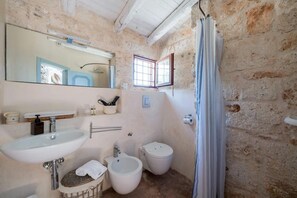 Shower, hair dryer, towels, shampoo - La Lamia 1864 by Rentbeat (Ostuni)
