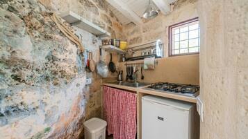 Refrigerador, parrilla de estufa, cafetera y tetera y periquera