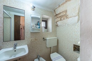 Dusche, Haartrockner, Handtücher, Shampoo