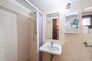 Douche, sèche-cheveux, serviettes fournies, shampoing