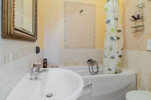 Een douche, een haardroger, een bidet, handdoeken