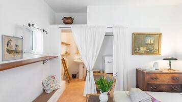 1 bedroom, travel cot, WiFi, bed sheets