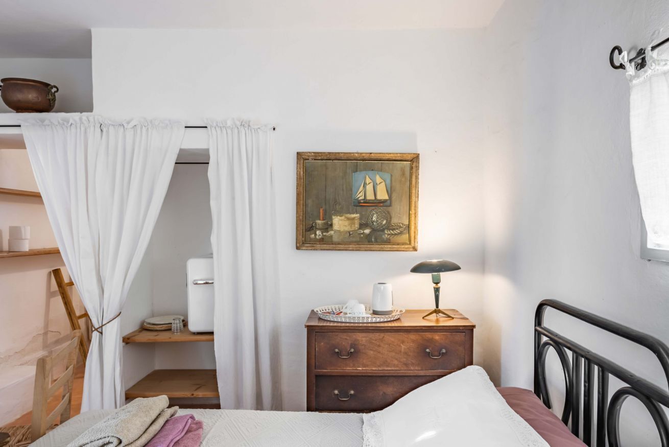 1 bedroom, travel cot, WiFi, bed sheets