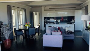 Un apartamento moderno con sala de estar, comedor y cocina.