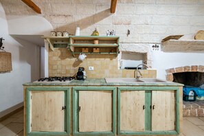 Fridge, stovetop, coffee/tea maker, high chair