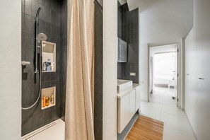 Een douche, een haardroger, handdoeken, shampoo