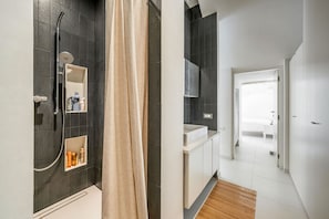 淋浴设施、吹风机、毛巾、洗发水