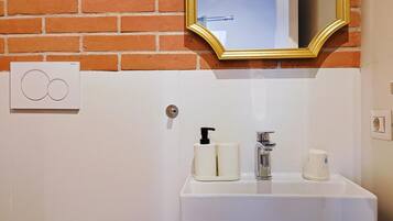 Douche, sĂšche-cheveux, serviettes fournies, shampoing