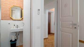 Dusche, Haartrockner, Handtücher, Shampoo