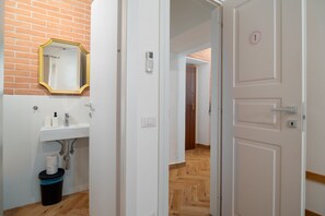 Dusj, hårføner, håndklær og sjampo